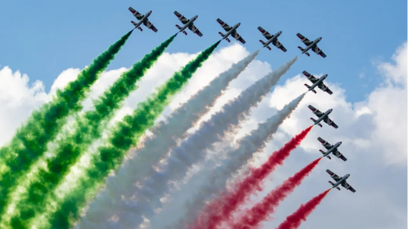 Le Frecce Tricolori colorano il cielo di Reggio Calabria e Catanzaro