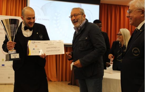 Premiazione Daniel Tamburri Trofeo Sommelier del Magliocco 2023, a sinistra Demetrio Stancati, presidente Consorzio Terre di Cosenza e Antonio Fusco, presidente AIS Calabria
