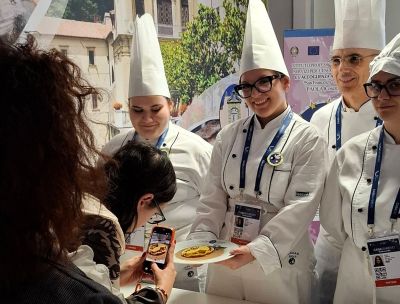 Paola Alberghiero Sanremo 5 b 4f50a3c2 - Home - 38 Il raviolo Calabria vince il Mestolo d’Oro al Fuori Festival di Sanremo