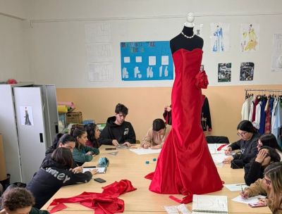 abito valentino e1770209086811 528ad512 - Home - 37 Un filo rosso tra tradizione e futuro: il tributo a Valentino di una scuola calabrese