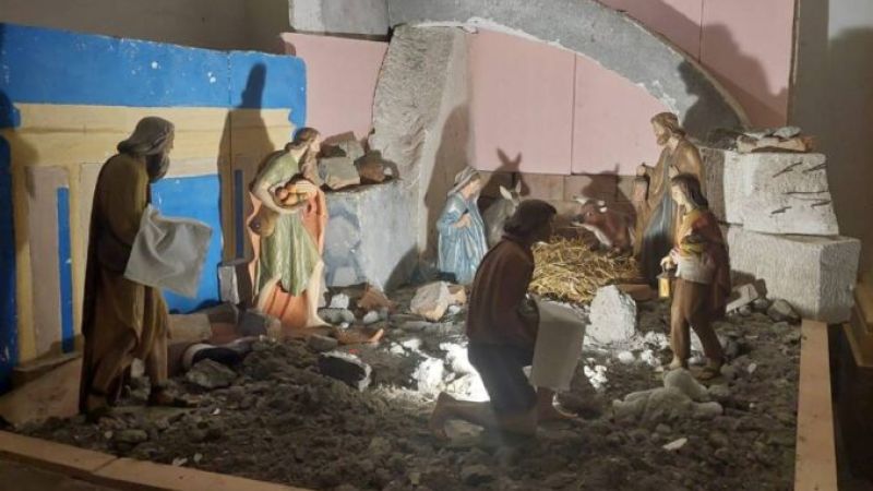 A Decollatura il monito del presepe fatto di macerie