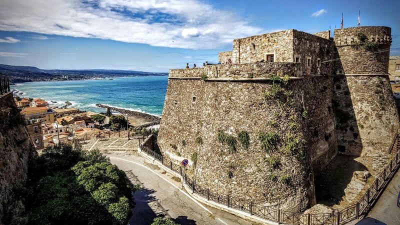 Re e regine per il Madagascar: al Castello di Pizzo serata a tema per raccogliere fondi