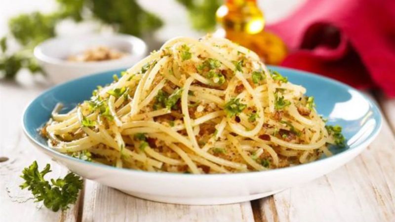 Pasta con mollica e alici: l’intramontabile conquista tutte le generazioni [RICETTA]