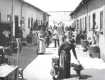 Argentina emigrazione Conventillo Buenos Aires c 1890 Archivo General de la Nacion Public Domain a 67fd3110 - Home - 33 Le radici in Calabria, storie di donne argentine in un film a Buenos Aires
