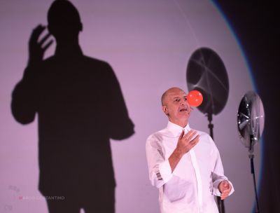 teatro Spettri di Newton ph marco costantino 5 81470640 - Home - 38 Spettri di Newton: teatro, luce e scienza al Piccolo Teatro Unical