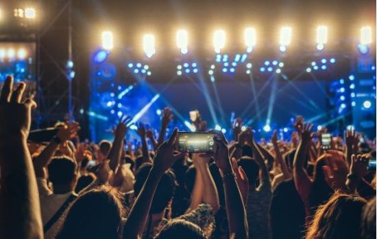 Premium Photo Concert crowd of Music fanclub hand using cellphone taking video record or Live stream 8581535c - Meraviglie di Calabria - 1