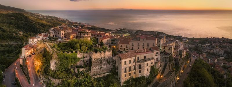 Castello Belvedere copia e1688400313734 95eaecaf - Home - 34 Calabria, le reliquie di San Valentino per tutte le promesse d’amore