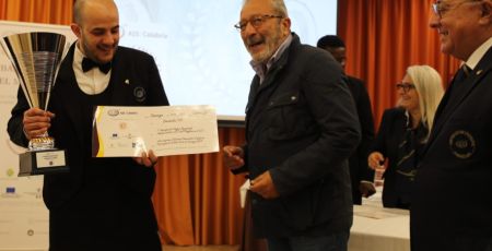 Premiazione Daniel Tamburri Trofeo Sommelier del Magliocco 2023, a sinistra Demetrio Stancati, presidente Consorzio Terre di Cosenza e Antonio Fusco, presidente AIS Calabria