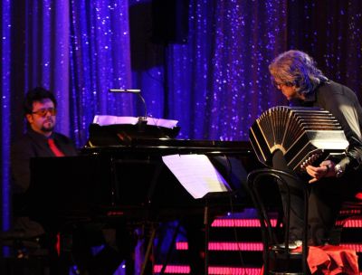 Filippo Arlia al pianoforte e Cesare Chiacchiaretta al bandoneon sul palco del Teatro Sabat di Varsavia in occasione del Premio Gazzetta Italia add79880 - Home - 38 L’incanto del “Duettango” di Arlia-Chiacchiaretta al Sabat di Varsavia