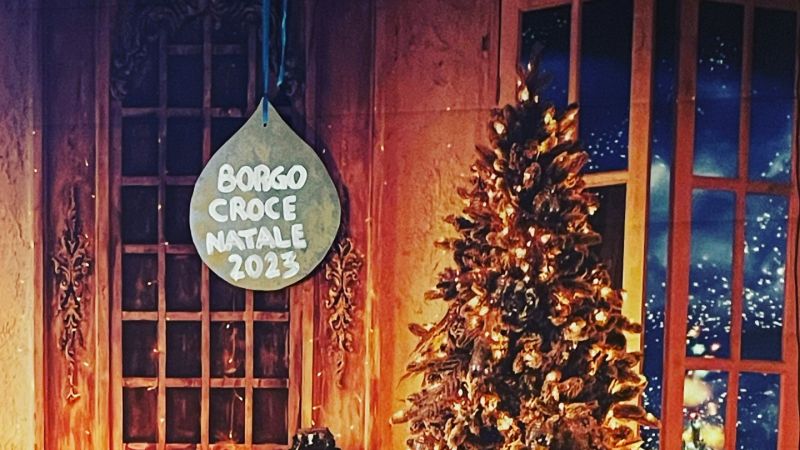 Borgo Croce, il paese dei murales che a Natale diventa incantevole