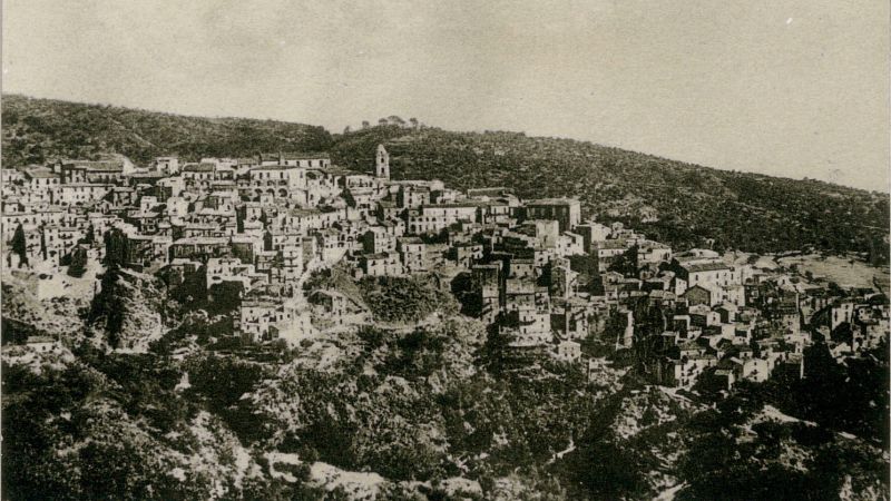 Badolato, l’ex bibliotecario del paese dona foto d’epoca dal 1898