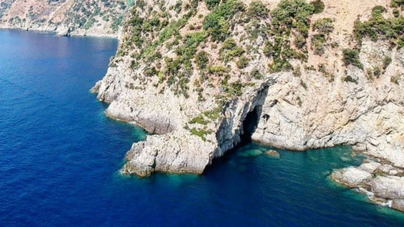 Cala Janculla: la spiaggia segreta raggiungibile via mare o per sentieri [FOTO]