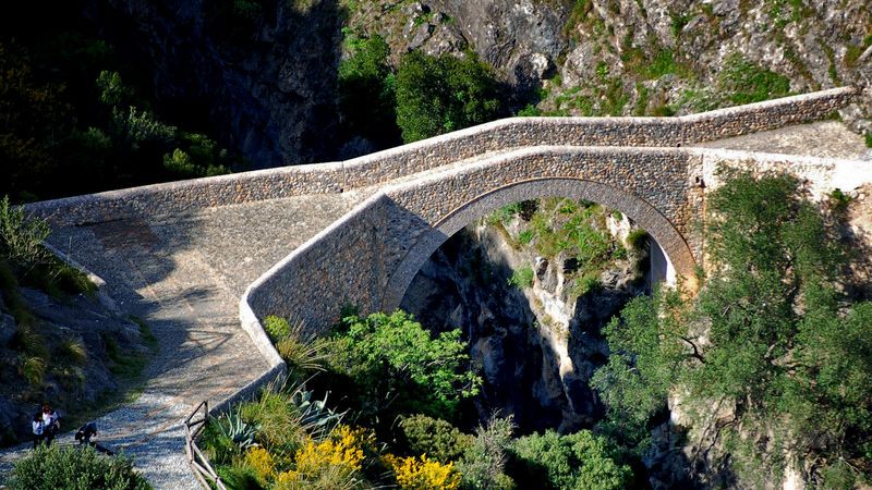 Gioacchino da Fiore, sul Ponte del Diavolo la scena più potente del film