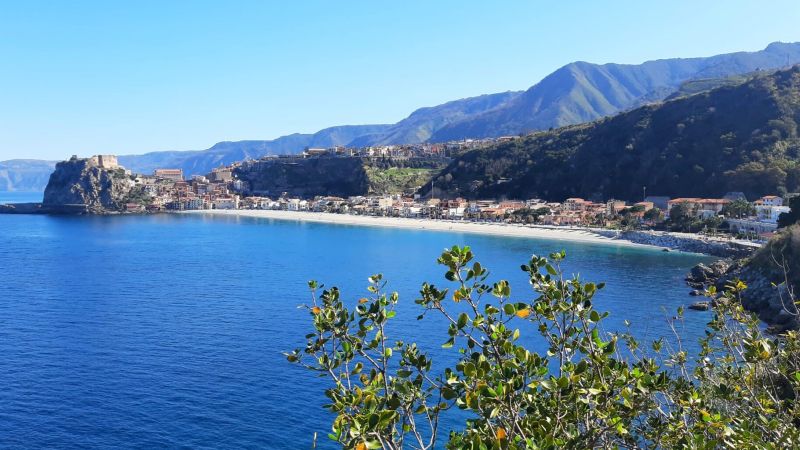 A Scilla lo spettacolo della Befana che arriva dal mare