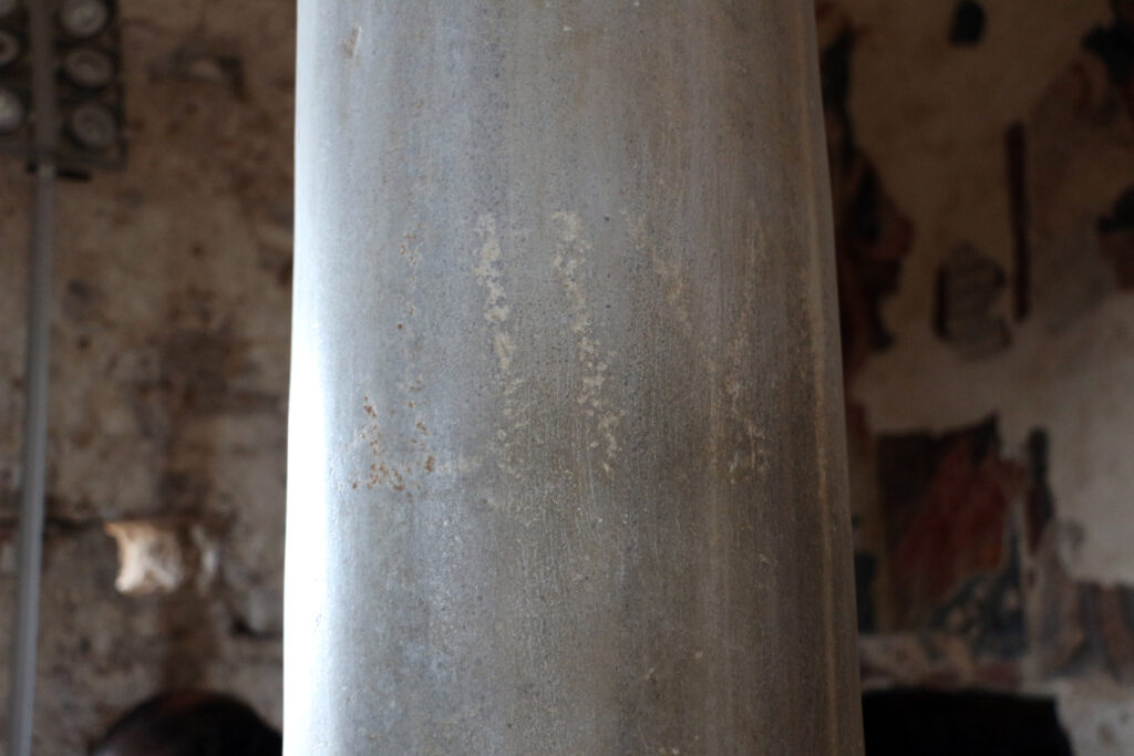 La cattolica di stilo interno iscrizione araba su colonna - Meraviglie di Calabria - 10