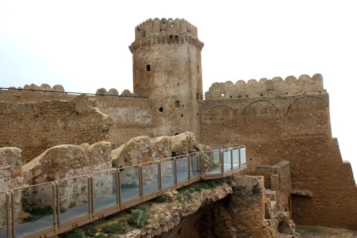 Castello di Le Castella scorcio con Torre 696x464 1 - Meraviglie di Calabria - 4