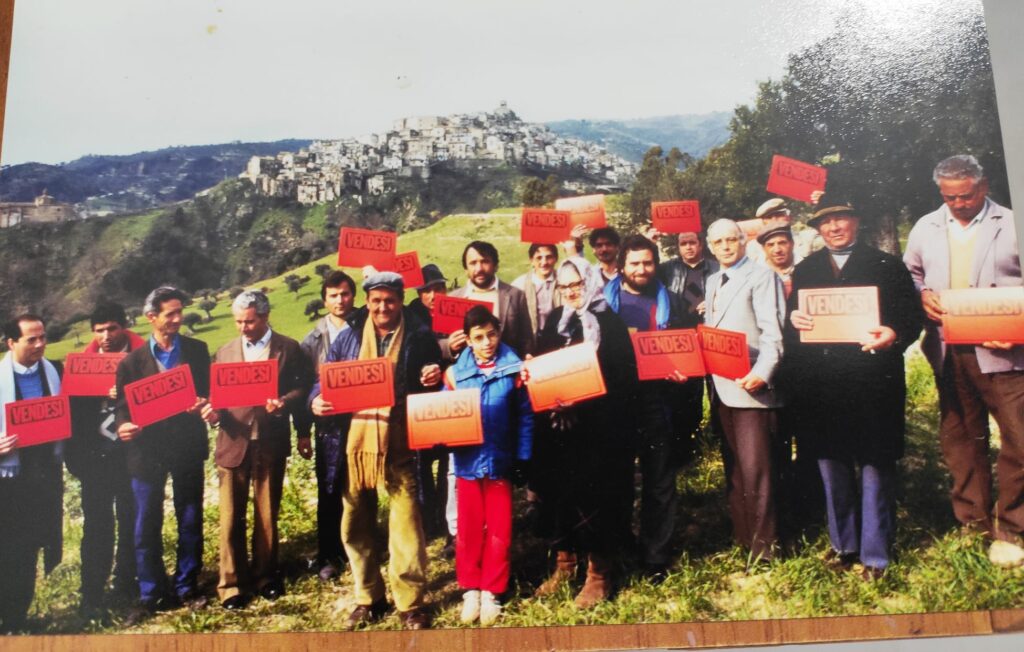 Badolato vendesi foto da un giornale francese febbraio1988 - Meraviglie di Calabria - 6