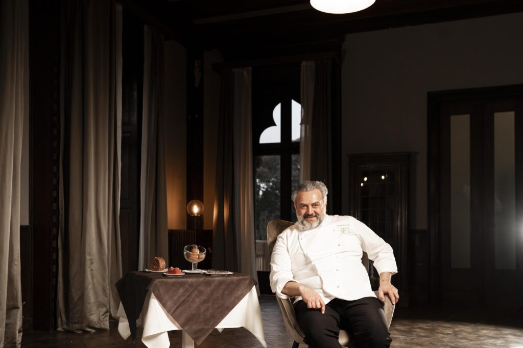 Il Maestro Vincenzo Pennestri con una sua creazione a Villa Genovese Zerbi - Meraviglie di Calabria - 2